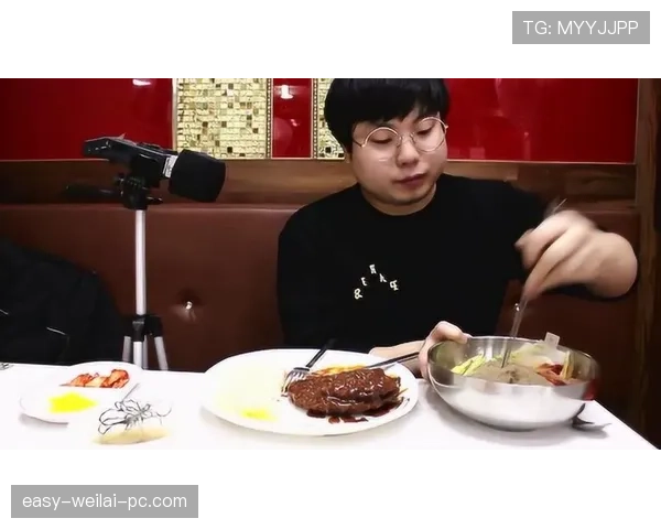 汪周雨发视频：一碗泡面镜头一移就是名牌鞋盒，我笑出声来